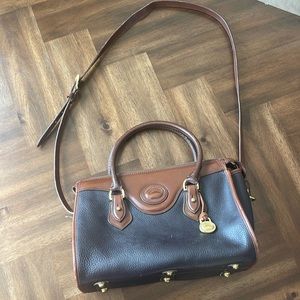 Pebbled Dooney & Bourke vintage crossbody purse